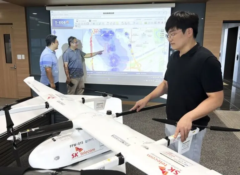 SKT 직원들이 드론을 통해 UAM용 상공망의 품질을 측정·분석하고 있다 [사진=SKT]