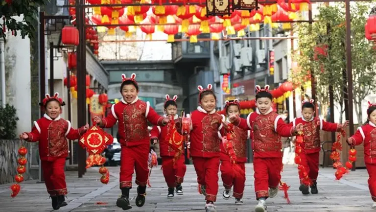 중국 인구는 1961년 이후 지난 해 처음으로 감소했다.