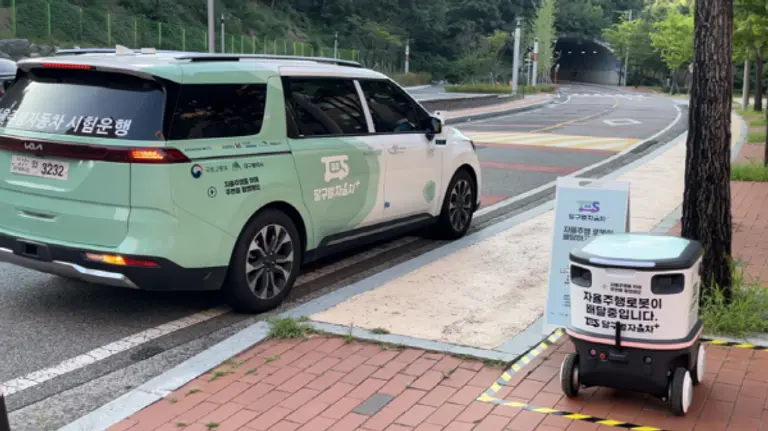 자율주행 로봇 ‘뉴비’가 ‘달구벌자율차+’ 모빌리티 서비스에서 배송 실증을 진행하고 있다 [사진=뉴빌리티]