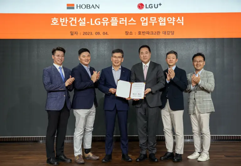 호반건설과 LG유플러스가 전기차 충전 인프라 구축을 위한 업무협약 체결했다. 사진 왼쪽 세번째부터 문갑 호반건설 경영부문장, 현준용 LG유플러스 EV충전사업단장 (사진제공. 호반건설)