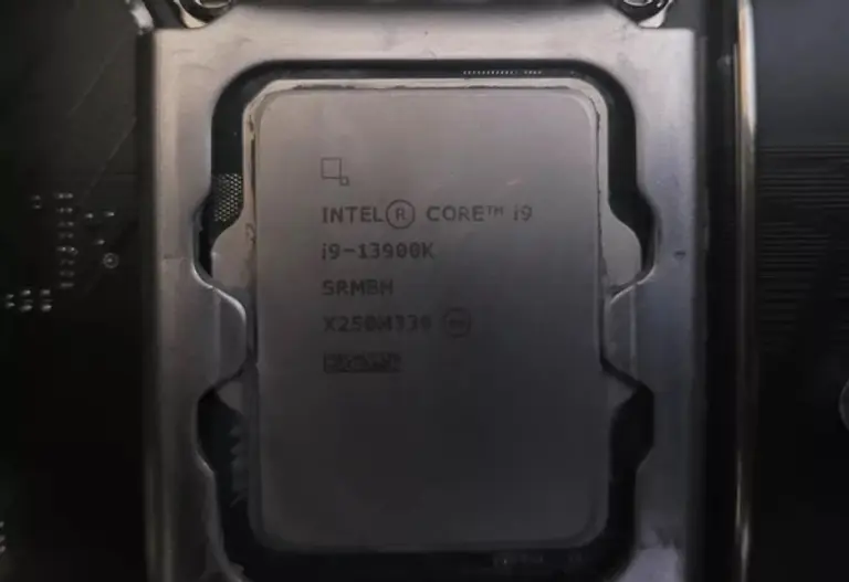 영국의 한 아마존 고객이 구입한 가짜 인텔 CPU 칩.