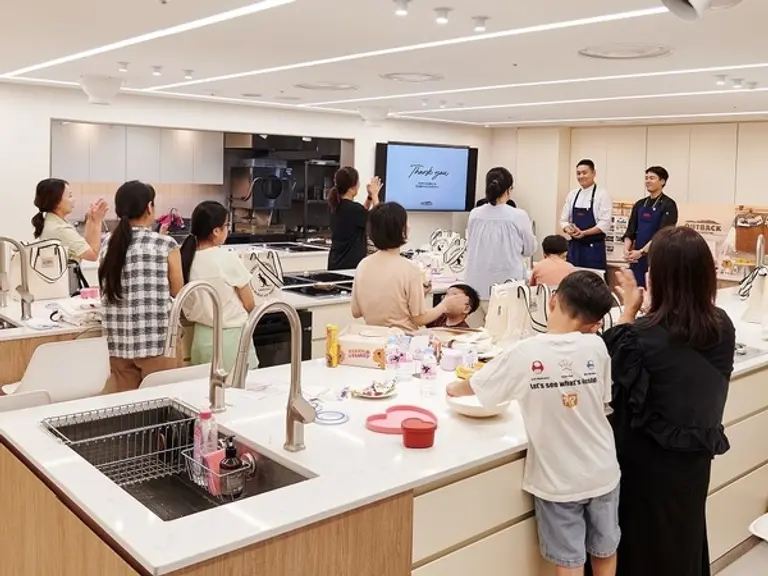 bhc그룹이 운영하는 프리미엄 다이닝 아웃백 스테이크하우스의 쿠킹클래스. (사진=bhc)