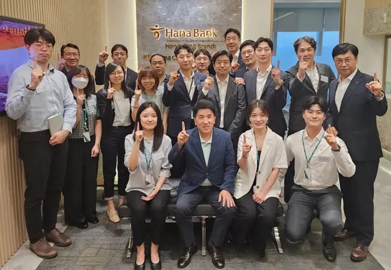 함영주 하나금융그룹 회장(사진 맨 앞줄 왼쪽에서 두 번째)이 하나은행 홍콩 지점을 방문해 글로벌 현장의 직원들을 격려하고 함께 기념사진을 촬영하고 있다. (사진=하나금융)