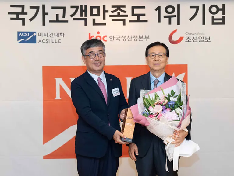 2023 국가고객만족도(NCSI) 1위 기업 인증식에서 영원아웃도어 이영회 부회장(오른쪽)과 한국생산성본부 안완기 회장이 기념 촬영을 하고 있다. (사진제공. 영원아웃도어)