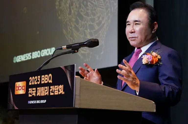  * 윤홍근 회장이 대외적으로 가족관계(