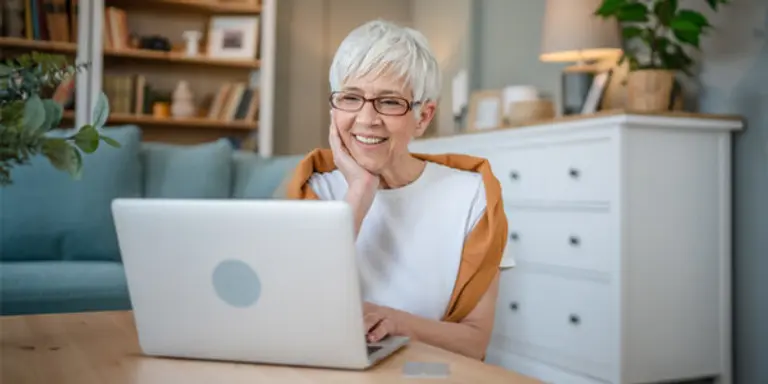 인터넷을 정기적으로 사용하는 노인은 그렇지 않은 노인보다 치매 발병 위험이 50% 정도 낮은 것으로 조사됐다.