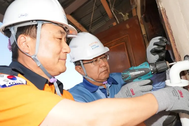 포스코이앤씨 한성희 사장(오른쪽)과 남화영 소방청장이 7일 충북 음성의 60년이 넘은 노후세대를 방문해 주거환경개선활동를 진행하고 있다. (사진제공. 포스코이앤씨)