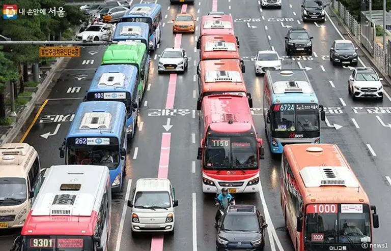 내년 1~5월 시범 판매될 ‘기후동행카드’는 6만 5,000원으로 한 달 동안 모든 대중교통을 무제한 이용할 수 있다.(사진출처. 서울시)