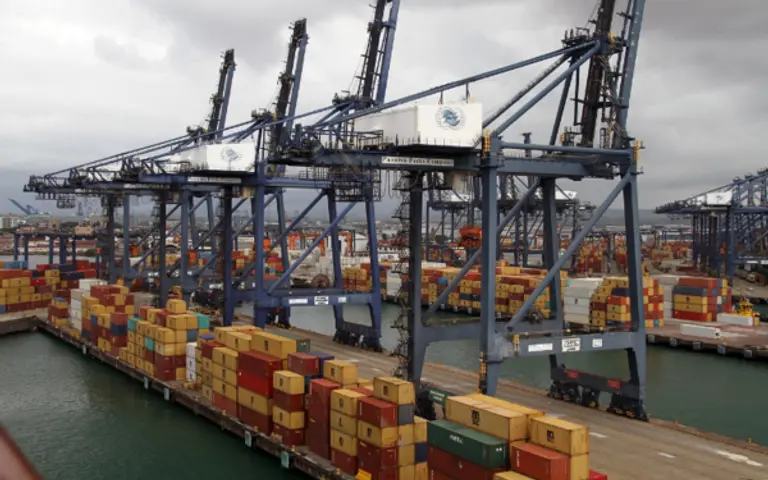  * 파나마 운하 항구에 대기중인 컨테이너들. 사진=픽사베이