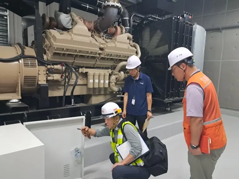 지난달 28일 인천 중구에 위치한 인천 항동 쿠팡물류센터에서 DL건설 관계자를 포함한 소방방재 합동점검반이 발전기 엔진오일 히팅 설비를 점검하고 있다.(사진제공. DL건설)