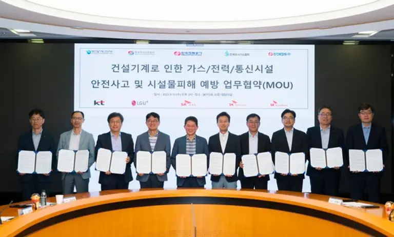 LG유플러스가 대한건설기계안전관리원, 한국가스안전공사한국전력공사, 한국도시가스협회, 한전KPS, SK텔레콤, KT, SK이엔에스, SK브로드밴드와 건설 기계로 인한 가스·전력·통신시설 안전 사고 및 시설물 피해 예방을 위한 다자간 업무 협약을 체결했다. (사진=LG유플러스)
