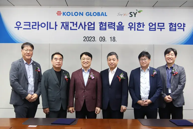 우크라이나 재건사업 업무협약 단체사진. 왼쪽부터 코오롱글로벌 김태정 상무, 조현철 부사장, 김정일 대표이사 사장, 에스와이 전평열 대표, 신명식 이사, 코오롱글로벌 김일호 건축신사업 팀장 (사진제공. 코오롱글로벌)