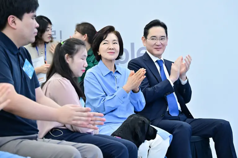 19일 삼성화재 안내견학교에서 열린 안내견 30주년 기념 행사에 참석한 (오른쪽부터) 이재용 삼성전자 회장, 홍라희 前 삼성미술관 리움 관장, 시각장애인 파트너들의 모습.