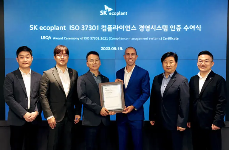 SK에코플랜트가 ISO 37301 인증을 취득했다. 왼쪽부터 세번째 방성종 SK에코플랜트 ESG센터장, 루이스 쿤하 로이드 인증원 아시아태평양 총괄매니저. (사진. SK에코플랜트)