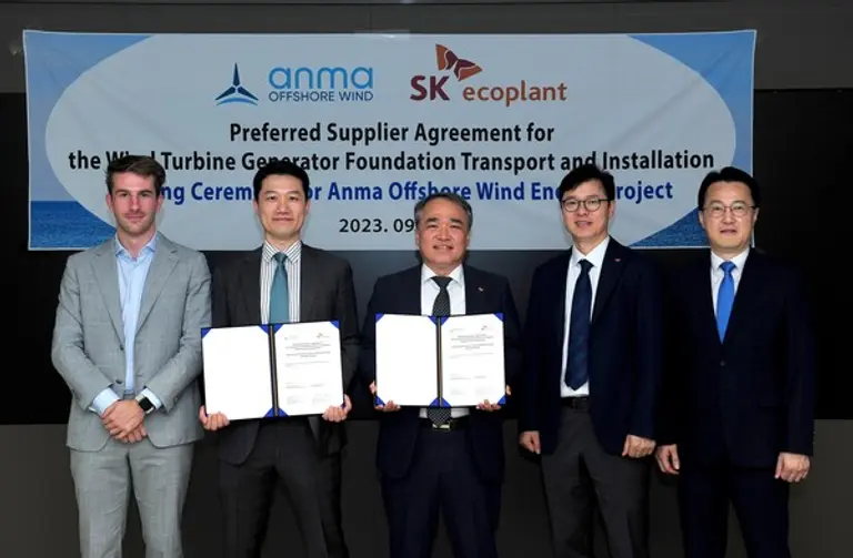 안마 해상풍력 운송 및 설치(T&I) 우선공급계약 기념 행사에서 조정식 SK에코플랜트 에코솔루션 BU대표(왼쪽 세번째)와 조언우 안마해상풍력㈜ 대표(왼쪽 두번째)가 기념 촬영을 하고 있다. (사진제공. SK에코플랜트)