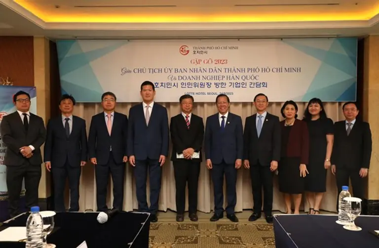 GS건설 최고경영진과 베트남 호치민시 관계자들이 호치민 개발사업 협력방안을 논의했다. 왼쪽 네번째부터 허윤홍 GS건설 미래혁신대표, 임병용 GS건설 대표이사, 판 반 마이 베트남 호치민시 인민위원회 위원장, 레 티 현 마이 호치민 기획투자국 국장 (사진제공. GS건설)