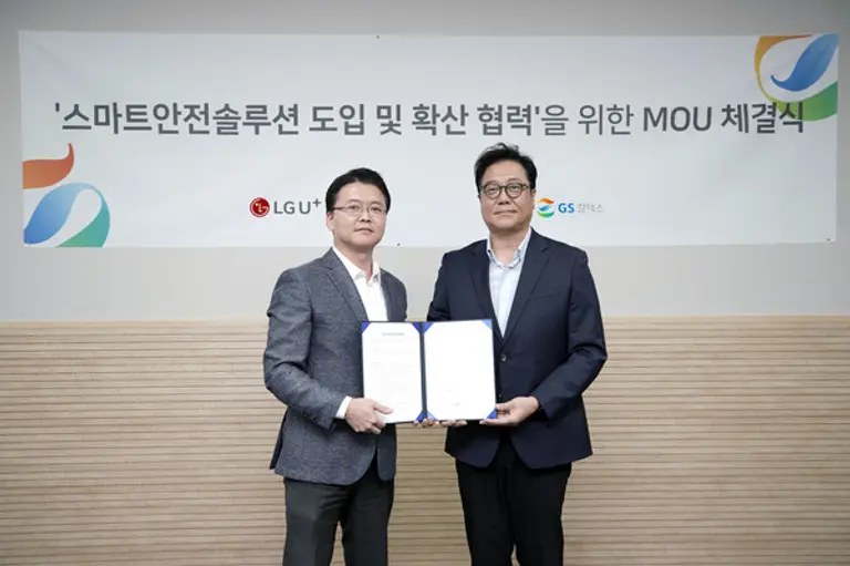 LG유플러스와 GS칼텍스가 주유소 설치 및 관리 현장 작업자들에게 스마트안전장구를 보급하며 근로자 안전 강화에 나선다고 26일 밝혔다. (사진=LG유플러스)