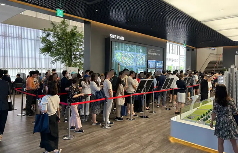 시흥 롯데캐슬 시그니처 견본주택을 둘러보기 위해 줄지어 서있는 사람들 (사진제공. 롯데건설)