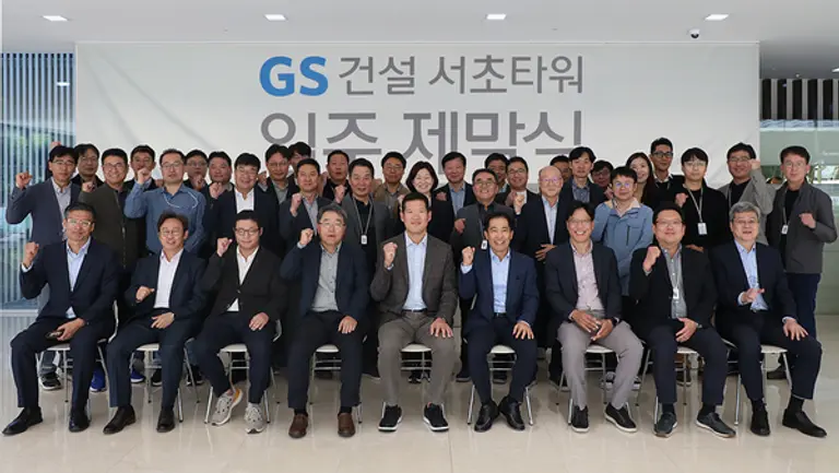 서초동 GS건설 R&D센터 입주 제막식 행사에 참석한 허윤홍 GS건설 미래혁신대표(앞쪽열 왼쪽 5번째)와 R&D 센터 입주 임직원이 기념사진 촬영을 하고 있다. (GS건설 제공)