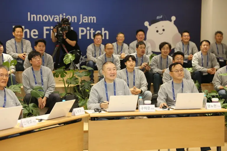  * 1. 6일, 안양 LS타워에서 개최된 LS Future Day에서 구자은 LS그룹 회장이 신사업 아이디어 분야에 멘토로서 참여해 발표를 듣고 있다.