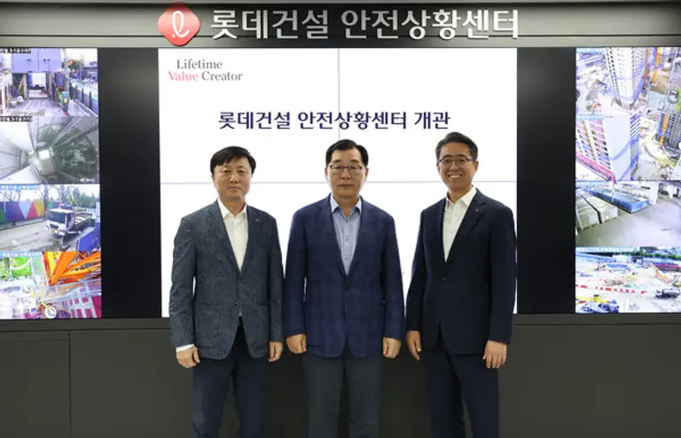 사진 왼쪽부터 롯데건설 김진 안전보건경영실장, 박현철 대표이사 부회장, 롯데정보통신 노준형 대표이사가 안전상황센터 개관식에 참석했다. (사진제공. 롯데건설)