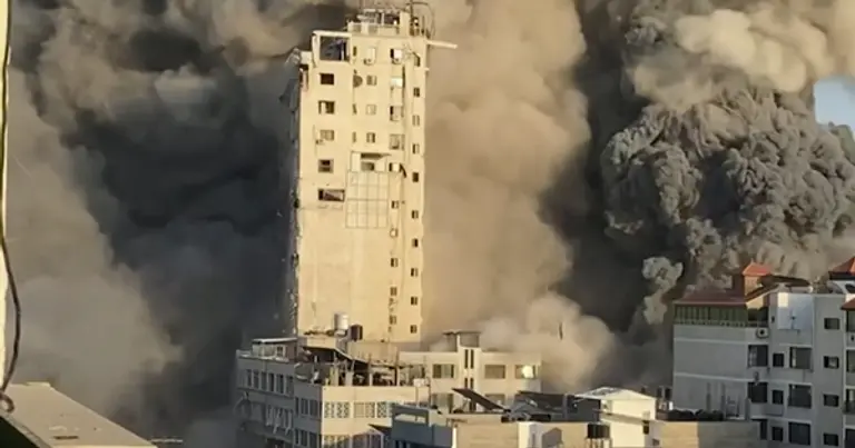 이스라엘의 보복 공습에 무너지는 팔레스타인 가자지구 건물. 알자지라TV 캡쳐