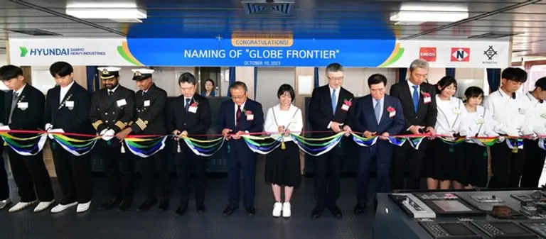 10일 현대삼호중공업에서 한일 고교생들이 참석한 가운데 열린 ‘글로브 프론티어호’ 명명식에서 참석자들이 새 선박의 탄생을 축하하며 테이프 커팅을 하고 있다. (사진=현대삼호중공업)