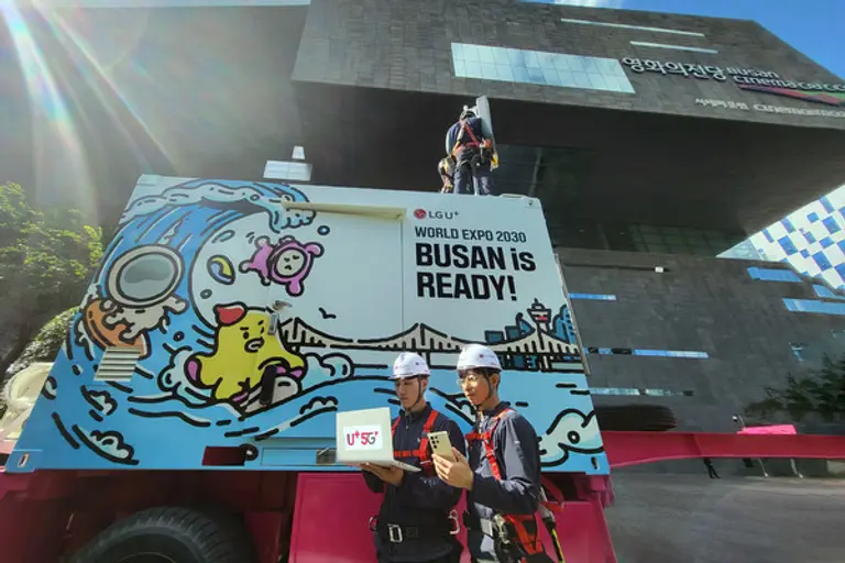 사진은 부산국제영화제 현장에 설치된 부산엑스포 유치 응원 이동기지국 차량의 모습. (사진=LG유플러스)