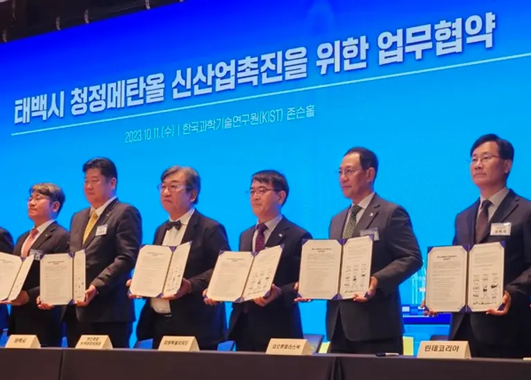 11일 한국과학기술연구원에서 청정메탄올 신사업 촉진을 위한 업무협약 체결식이 열렸다. 우측 두번째 허성 코오롱플라스틱 대표이사 (사진제공. 코오롱플라스틱)