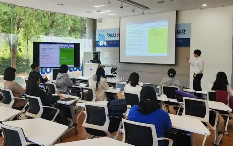 제너시스BBQ 그룹 관계자가 오는 16일부터 진행되는 하반기 공개채용 내용을 대학생들에게 설명하고 있다.