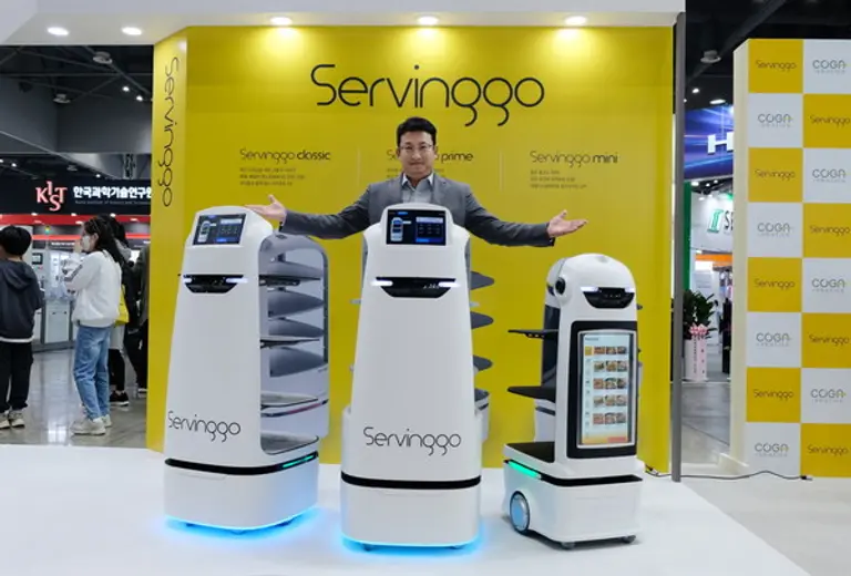 서빙고 전속 모델인 개그맨 서경석 씨가 코가로보틱스의 제품을 홍보하고 있다.