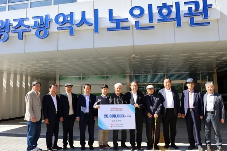 HDC현대산업개발은 18일 광주 서구 광주광역시 노인회관에서 제27회 노인의 날을 기념해 대한노인회 광주광역시연합회에 친환경 수산물 등의 물품을 후원했다. 사진 왼쪽 다섯번째부터 정한효 HDC현대산업개발 A1현장소장, 오병채 대한노인회 광주광역시연합회장, 신왕섭 HDC현대산업개발 실장. (사진제공. HDC현대산업개발)