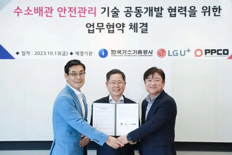 사진은 (왼쪽부터) 피피코 차강윤 대표, 한국가스기술공사 조용돈 대표, LG유플러스 최택진 기업부문장이 협약식을 체결하는 모습. (사진=LG유플러스)