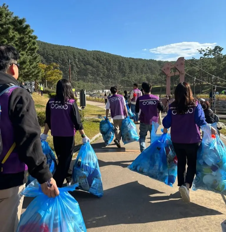  * 코리오 직원들이 21일 부산 사하구의 다대포 해변공원 일대에서 환경정화 활동을 펼쳤다.