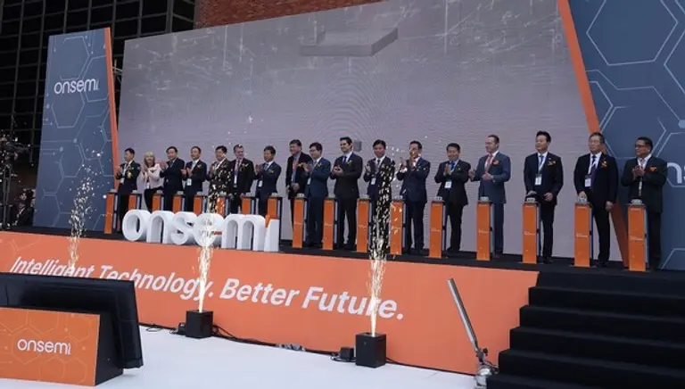 온세미 준공식에 참석한 내외빈들이 터치버튼 세리모니를 하고 있다.