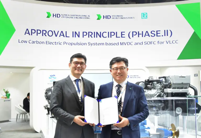 HD한국조선해양과 HD현대중공업이 최근 ‘국제조선 및 해양산업전(KOMARINE 2023)’에서 영국 로이드선급(LR)로부터 ‘고압직류전력계통(MVDC)과 대용량 연료전지(SOFC) 기반의 초대형원유운반선(VLCC)용 저탄소 전기추진시스템(Phase. II)’에 관한 기본설계인증(AIP)을 획득했다. 사진 왼쪽부터 HD한국조선해양 김성준 미래기술연구원장, 로이드선급 김영두 극동아시아 기술총괄 부사장