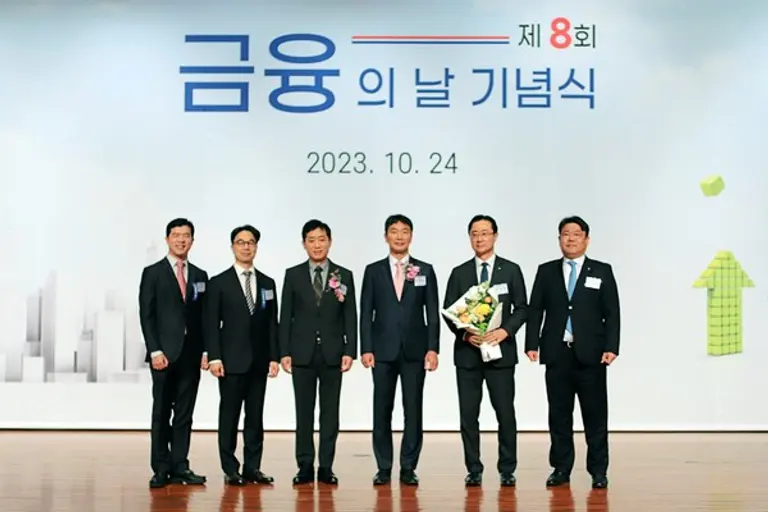 전상욱 우리금융저축은행 대표이사(우측에서 두 번째)가 제8회 금융의 날 기념식에서 김주현 금융위원장, 이복현 금융감독원장 등과 기념촬영을 하고 있다.