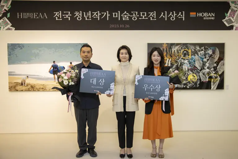 2023 H-EAA 시상식 기념사진. 사진 왼쪽부터 문호 작가, 우현희 호반문화재단 이사장, 오아 작가 (사진. 호반문화재단)