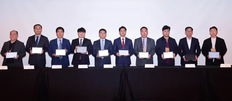  인피닉 박준형 대표이사(왼쪽에서 두번째)와 광주광역시 김광진 문화경제부시장(오른쪽에서 다섯번째)이 27일 투자협약서 체결 기념 사진촬영을 하고 있다.