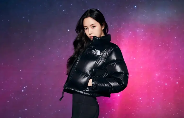 눕시 숏 재킷을 착용한 노스페이스 홍보대사 손나은 (사진. 노스페이스)