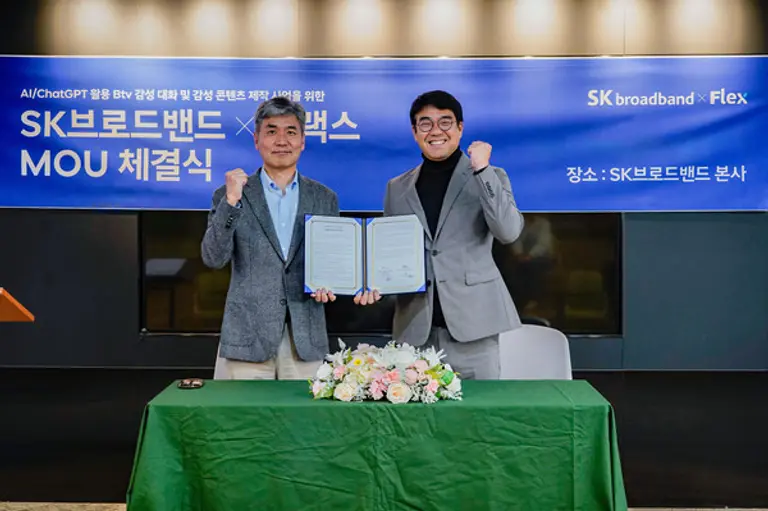 이강희 SK브로드밴드 세그먼트마케팅 담당(왼쪽)과 윤순일 플랙스 대표가 B tv ZEM의 ’살아있는 동화’에 AI와 챗GPT를 적용한 서비스 고도화를 위해 업무협약을 체결한 뒤 기념촬영을 하고 있다.