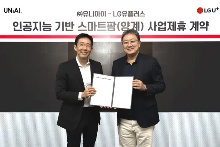 LG유플러스 임장혁 기업신사업그룹장(오른쪽)과 유니아이 백승환 대표