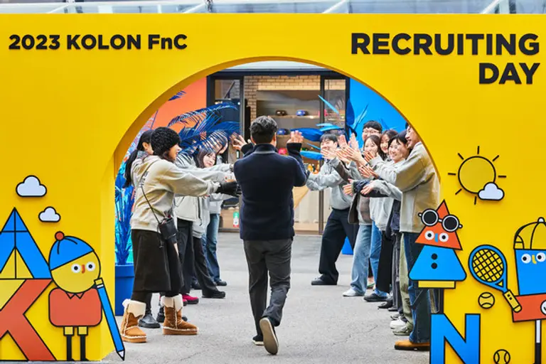 코오롱FnC 직원들이 2023 리쿠르팅 데이 입구에서 면접자를 환영하고 있다. (사진. 코오롱 FnC)