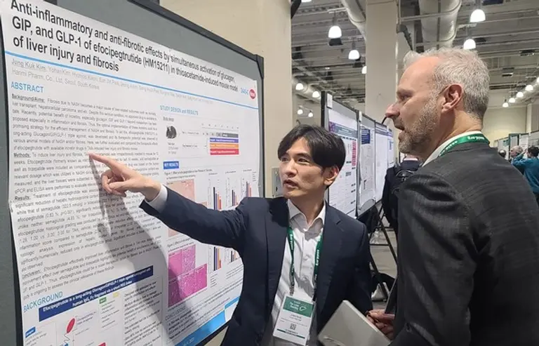 한미약품 R&D센터 김정국 연구원(왼쪽)이 11일(현지시각) 미국 보스턴에서 열린 미국간학회 국제학술대회(AASLD)에서 MASH 치료 혁신신약으로 개발중인 에포시페그트루타이드(LAPSTriple agonist)의 간 섬유화 개선 효능에 대해 설명하고 있다.