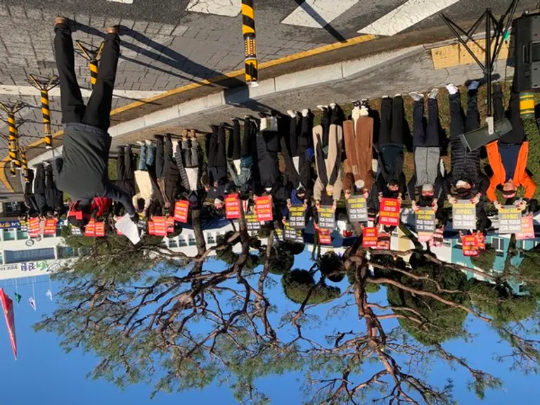 진천군청 앞에서 시위를 하고 있는 진천 풍림 아이원 트리움 입주예정자들 (사진. 독자제공)