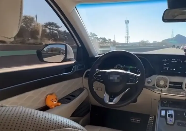 지난 20일 온라인 커뮤니티에는 ‘지금 논란 중인 울산 고속도로 자율주행 영상’이라는 제목의 글이 게시돼 논란이 확산됐다. SUV 차량이 고속도로를 주행하던 중 운전석이 텅 비어있는 모습으로 차주는 차량의 주행 보조 기능(스마트 크루즈 컨트롤)을 켜둔 채로 뒷좌석에서 이를 촬영한 것으로 추정되고 있다. 스마트 크루즈 컨트롤 기능은 자율주행 2단계로 이는 차량의 가속과 감속, 조향(방향 조절)을 제어하지만, 운전자가 반드시 위험 상황에 대비해 수동으로 운전할 준비를 하고 있어야한다. 논란에도 불구하고 자율주행 시대가 서서히 다가오고 있음을 느끼게 해준다. 