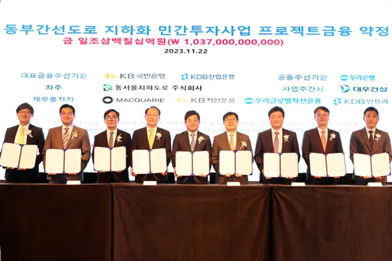 22일 서울 여의도 페어몬트 앰배세더 호텔에서 동부간선도로 지하화 민간투자사업 PF 약정 체결식이 열렸다. 대우건설 토목사업본부장 김용해 전무(왼쪽에서 5번째)와 KB국민은행, KDB산업은행, 우리은행 등 금융권 주요 관계자들 (사진. 대우건설)