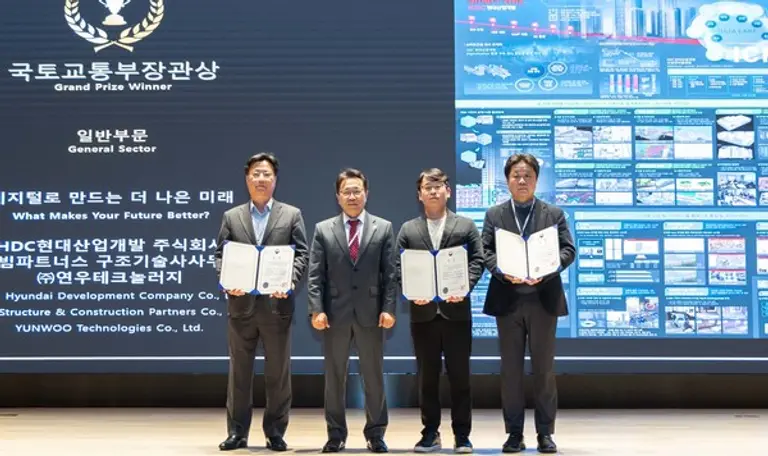 HDC현대산업개발이 사단법인 빌딩스마트협회가 주최하는 ‘BIM Awards 2023’에서 국토교통부장관 대상을 수상했다. 사진 왼쪽부터 김용남 HDC현대산업개발 건설운영부문장, 안대호 빌딩스마트협회장, 김지현 연우테크놀로지 대표, 김종현 빔파트너스 대표. (사진. HDC현대산업개발)