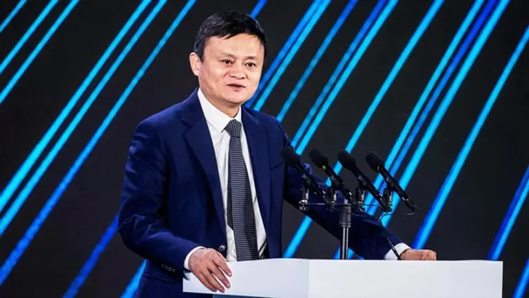 마윈은 알리바바의 주가가 폭락하자 수억 달러 상당의 주식 매각 계획을 보류했다.