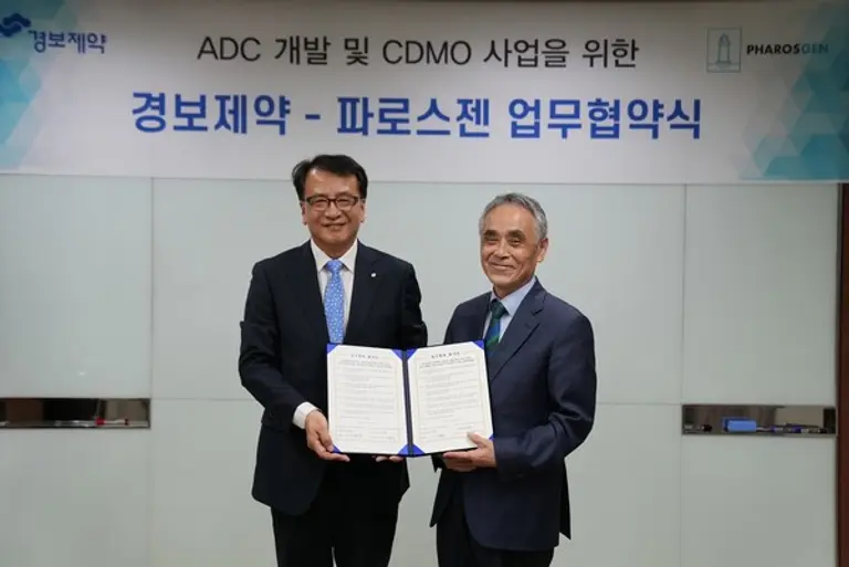 이득원(사진 좌측) 파로스젠㈜ 대표이사와 김태영 ㈜경보제약 대표이사가 업무협약식에서 사진을 촬영하고 있다.